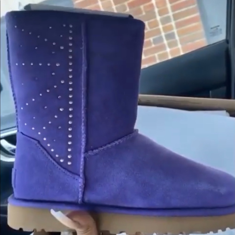UGG WOMEN SIZE 7, BRAND NEW AND UNWORN IN ORIGINAL BOX